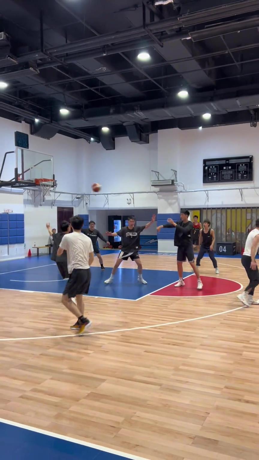 對手回家后：老婆，我今天在野球場匹配到巔峰馬刺隊了！