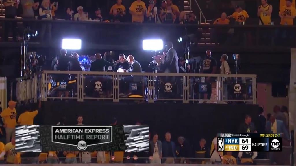 ?。哭D(zhuǎn)播鏡頭給到解說看臺，奧尼爾居然抱著一個人在彎舉