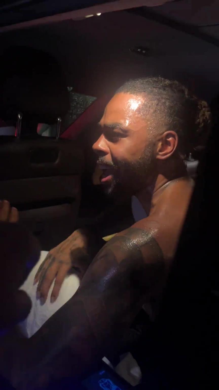 太熱情了！拉塞爾中國行坐車離開球迷們被團團圍住