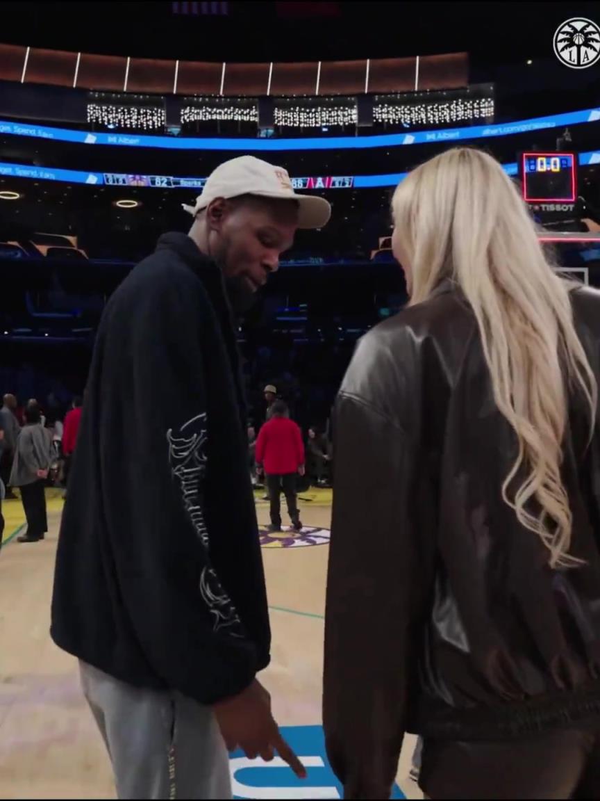 小帥這氣質！杜蘭特與庫里教妹布林克擁抱，眼睛好像一直偷瞟布林克大長腿