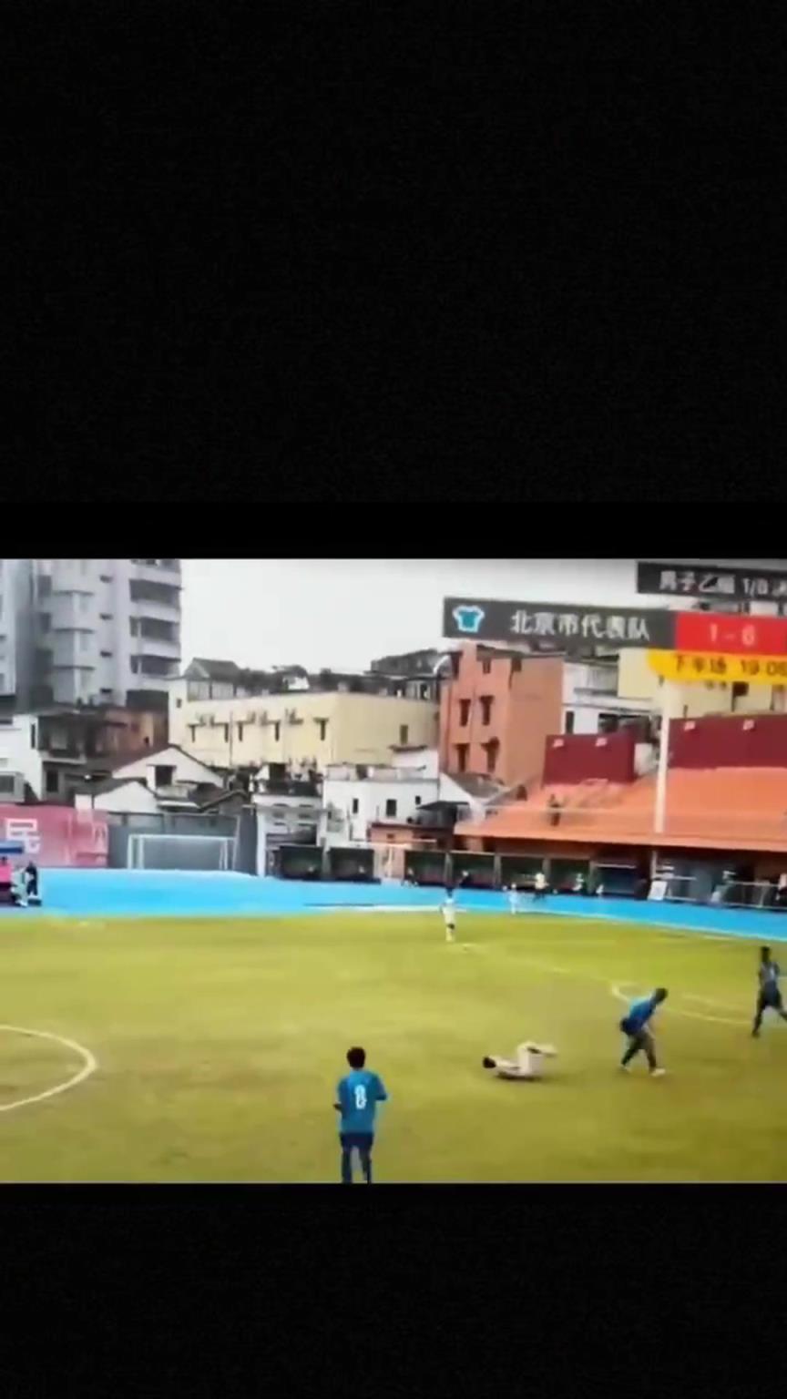 太可怕了！全運(yùn)會(huì)驚現(xiàn)殺人足球，球員將對(duì)手直接踢骨折