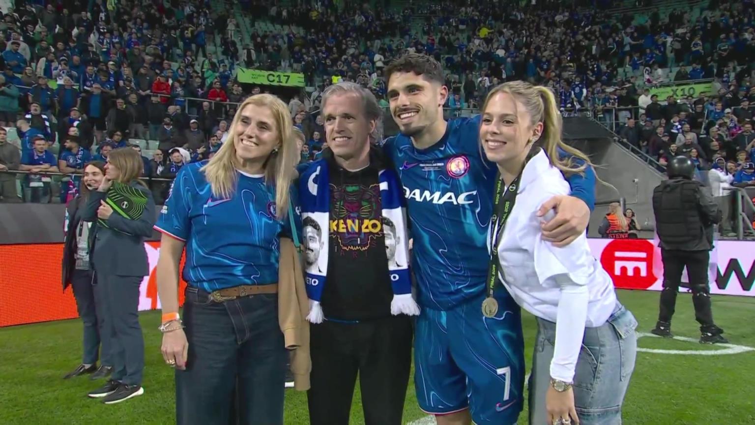 內(nèi)托好福氣！奪冠后高顏值女友來合照，身材相當(dāng)哇塞！