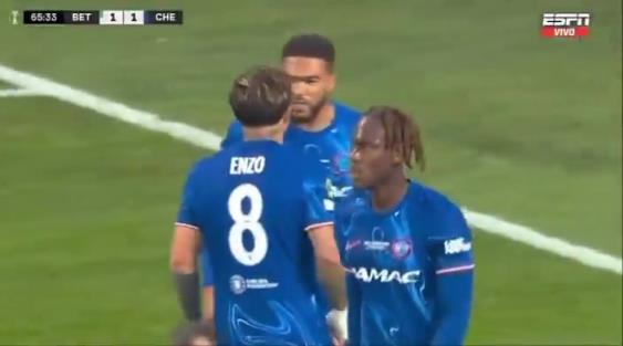 繼續(xù)干！恩佐進(jìn)球后給了詹姆斯一巴掌，兩人頂頭互相打氣