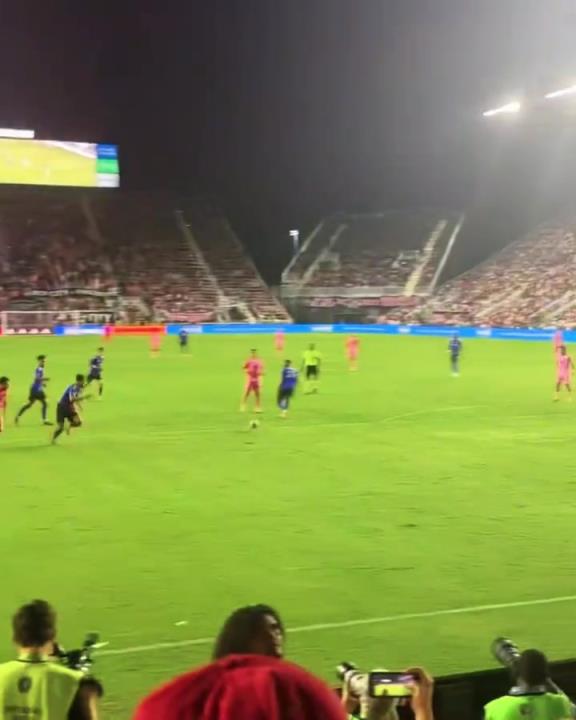 梅老板為了給蘇亞雷斯送個(gè)助攻，也是拼了啊