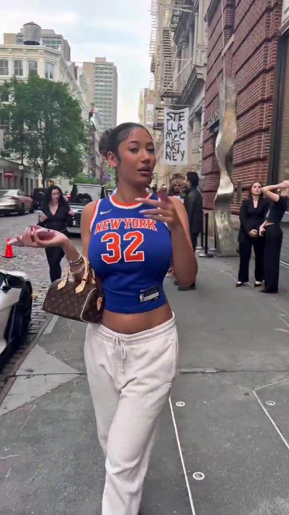 哇塞！一豐滿尼克斯女球迷身穿唐斯球衣，真是太吸引眼球了