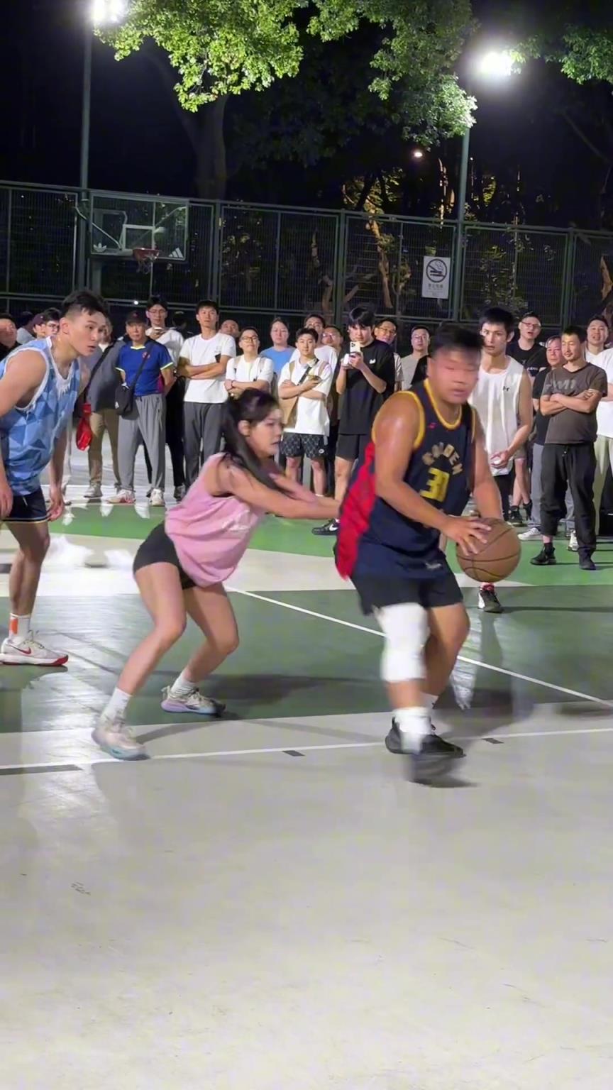 這哥們看見(jiàn)防自己的是女生，一個(gè)勁背打，球也不傳了