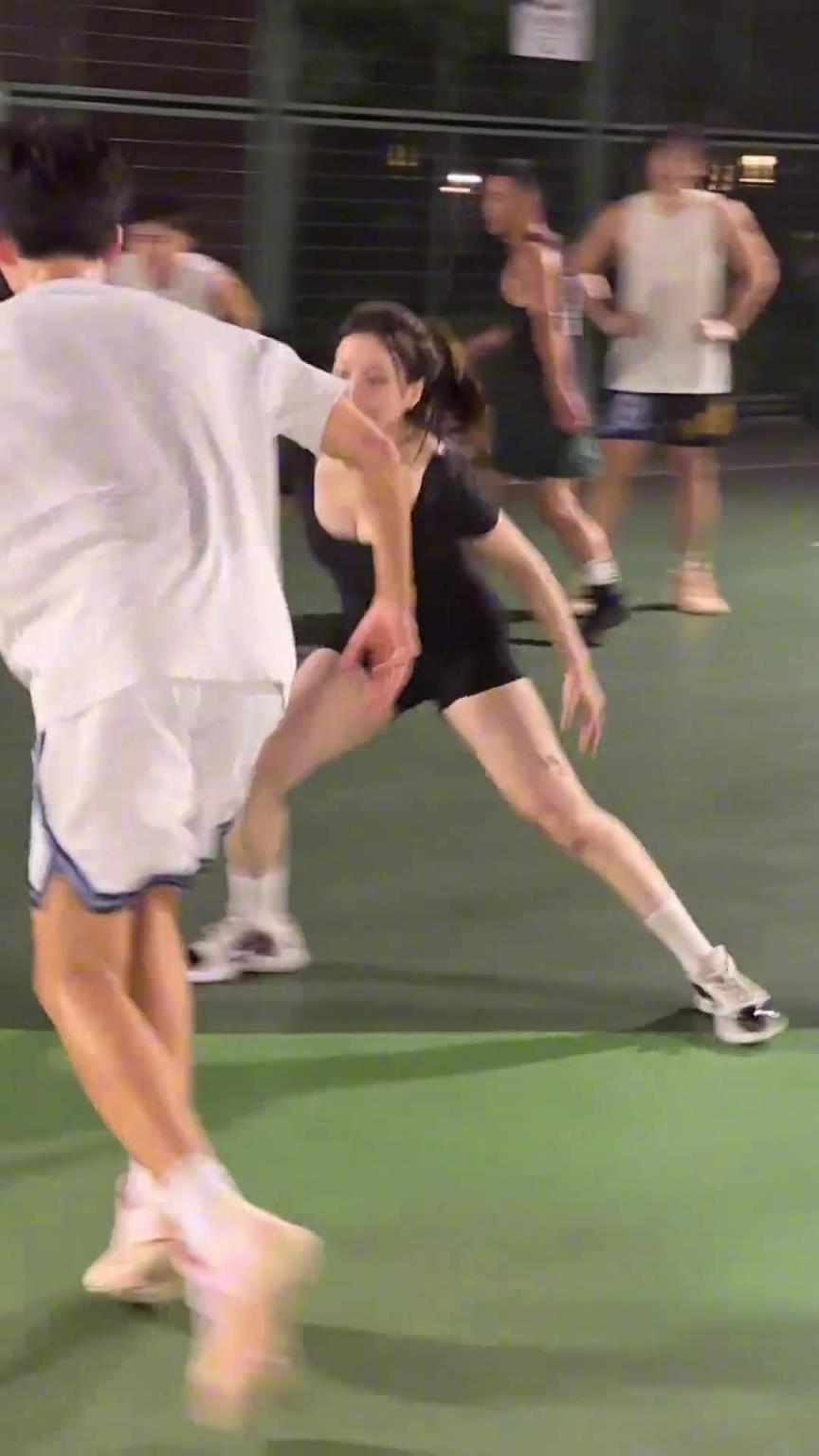 小姐姐防得真兇！瘦點(diǎn)的男生都拿她沒(méi)辦法